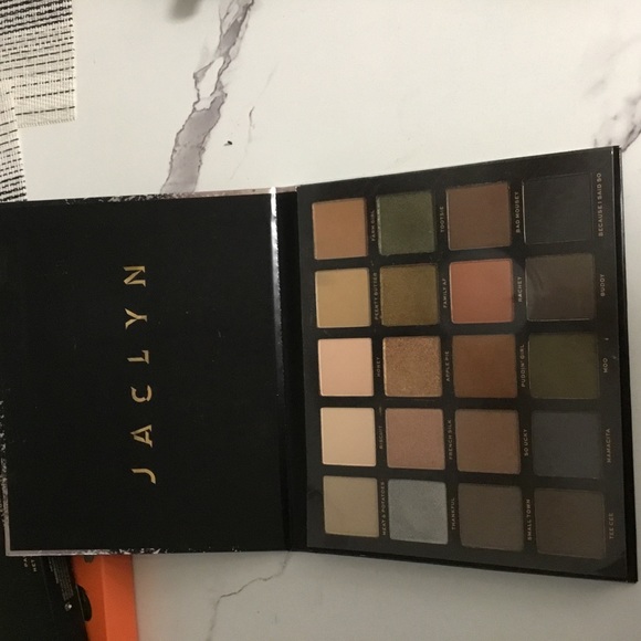 Jacklyn cosmetics luxe legacy palette! - Picture 2 of 4